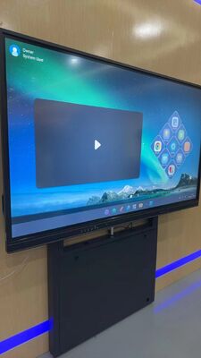 منصة اللوحة البيضاء التفاعلية القابلة للتعديل في الارتفاع مع سعة حمولة 100 كجم و 360 درجة عجلات الفرامل للفيديو 55-86 بوصة