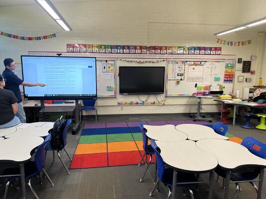 لوحة تفاعلية مسطحة بـ 20 نقطة لمس، سطوع 350 شمعة/متر مربع، وعمر افتراضي 50,000 ساعة لتعزيز التدريس والتعاون